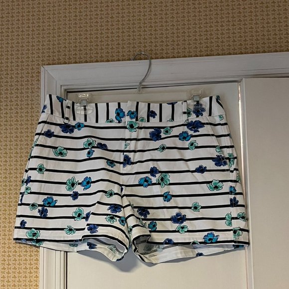 Elle Pants - Elle White Floral Shorts  - Size 8